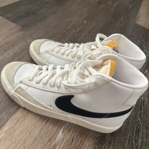 Nike White and Black Blazer Mid 77 Vintage